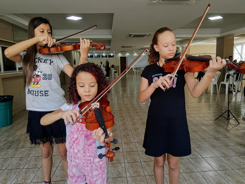 Foto Nossos alunos na primeira aula de violino de 2020